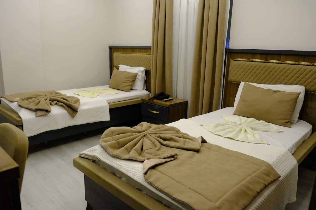 Quarto duplo conforto | Individualmente decorados, individualmente mobiliados, escrivaninha