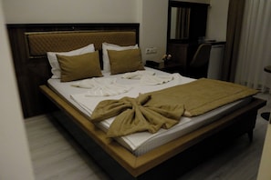 Quarto casal clássico | Individualmente decorados, individualmente mobiliados, escrivaninha