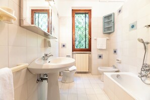 Dusche, Haartrockner, Bidet, Handtücher