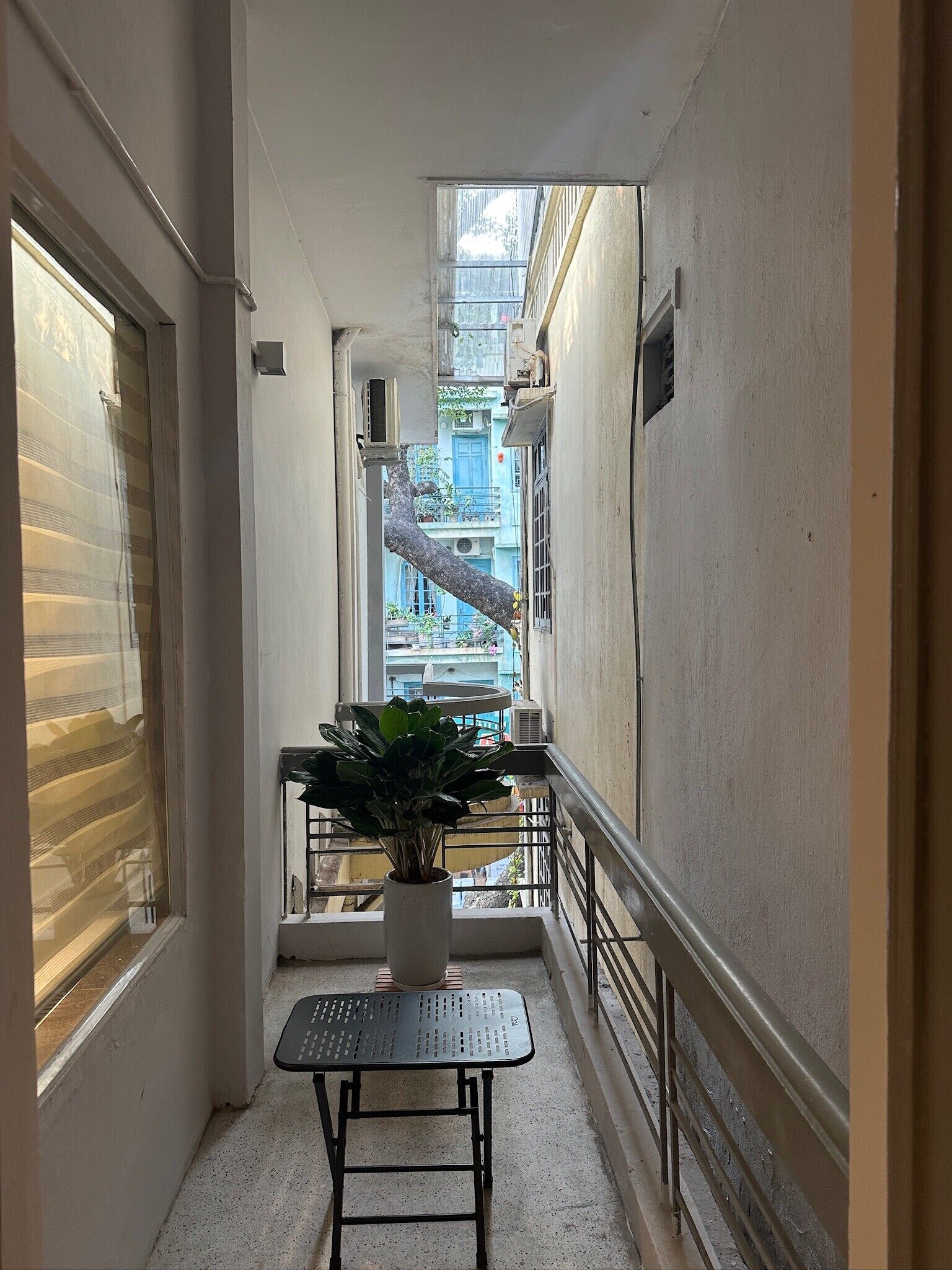 Studiosuite – deluxe | Skrivebord, blendingsgardiner, lydisolert og strykejern/-brett