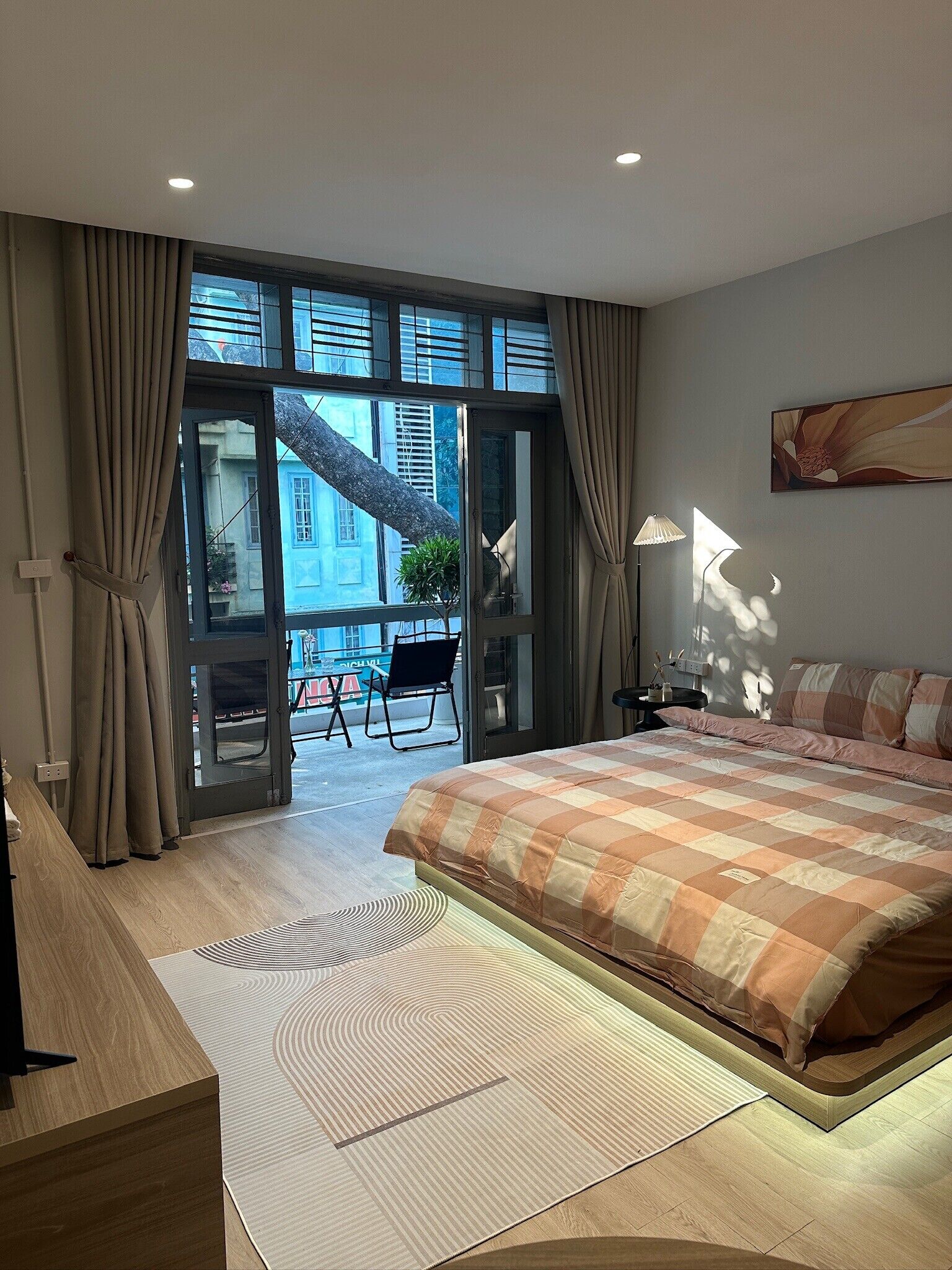 Skrivebord, blendingsgardiner, lydisolert og strykejern/-brett