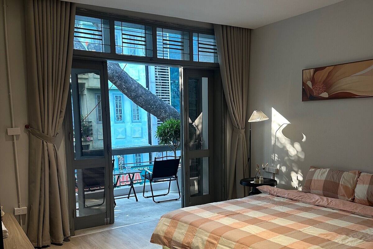 Skrivebord, blendingsgardiner, lydisolert og strykejern/-brett