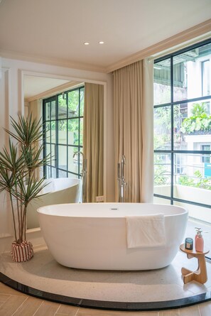 Baignoire et douche séparées, articles de toilette gratuits