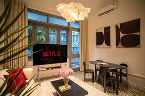 Schreibtisch, Verdunkelungsvorhänge, schallisolierte Zimmer