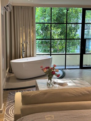 Baignoire et douche séparées, articles de toilette gratuits