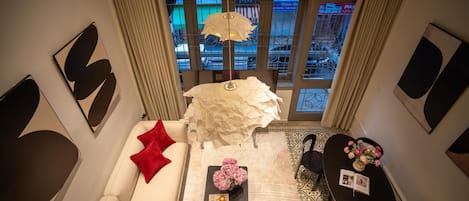 Bureau, rideaux occultants, chambres insonorisées