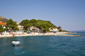 A coastal town with a beach, boats, and buildings. - C apt w Terrace & sea View, 4 min Walk to Beach (Podstrana)