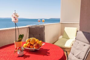 Outdoor dining - C apt w Terrace & sea View, 4 min Walk to Beach (Podstrana)