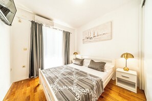 Iron/ironing board, free WiFi, bed sheets - C apt w Terrace & sea View, 4 min Walk to Beach (Podstrana)
