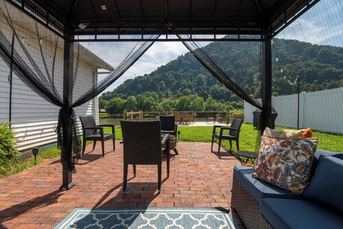 Riverfront house, Deck over river, Dock, Bar, gazebo, scenic view, pets welcome.