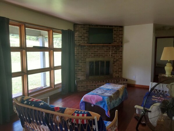 Smart TV - Charming 3-bedroom house in welcoming Martinsville with AC (Martinsville)