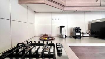 Een microgolfoven, een kookplaat, een koffiezetapparaat/waterkoker