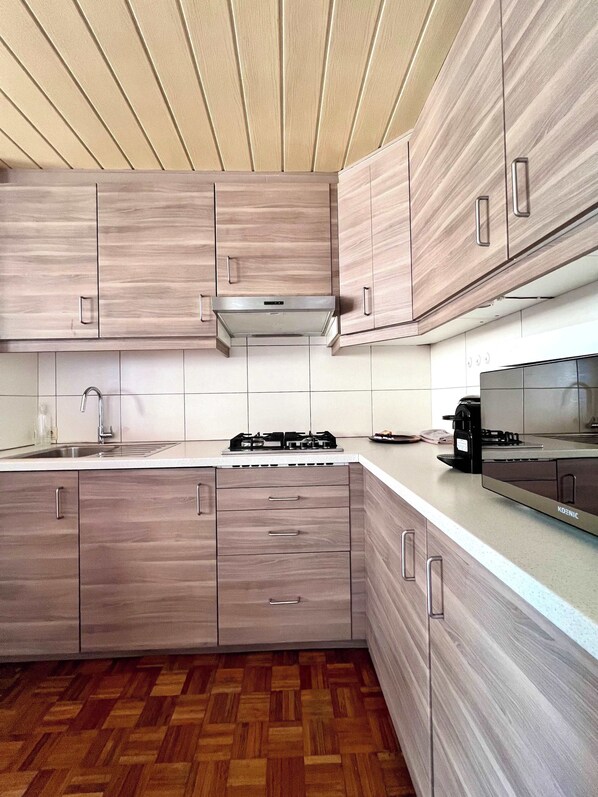 Microondas, placa de cocina, cafetera/tetera, tostadora