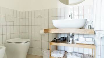 SĂšche-cheveux, serviettes fournies, savon, papier toilette