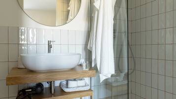 SĂšche-cheveux, serviettes fournies, savon, papier toilette