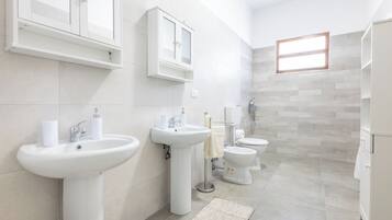 Doccia, asciugacapelli, bidet, asciugamani