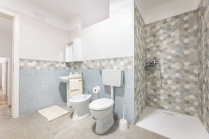 Douche, sèche-cheveux, bidet, serviettes fournies