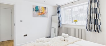 Modern 4 Bedroom Spacious House with Garden and Free Parking