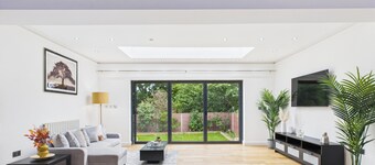 Modern 4 Bedroom Spacious House with Garden and Free Parking