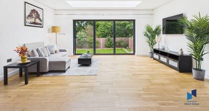 Modern 4 Bedroom Spacious House with Garden and Free Parking