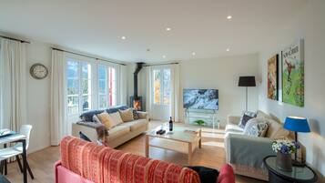 Een televisie en een open haard