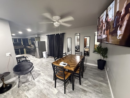 Home Suite Home Near the Airport, Downtown