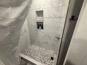 Douche, séchoir à cheveux, serviettes fournies, savon