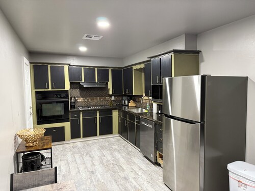 Home Suite Home Near the Airport, Downtown