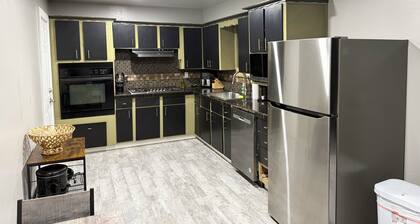 Home Suite Home Near the Airport, Downtown