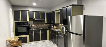 Home Suite Home Near the Airport, Downtown