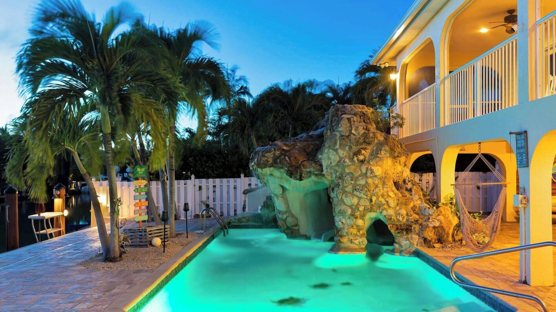 Alberca al aire libre y alberca climatizada