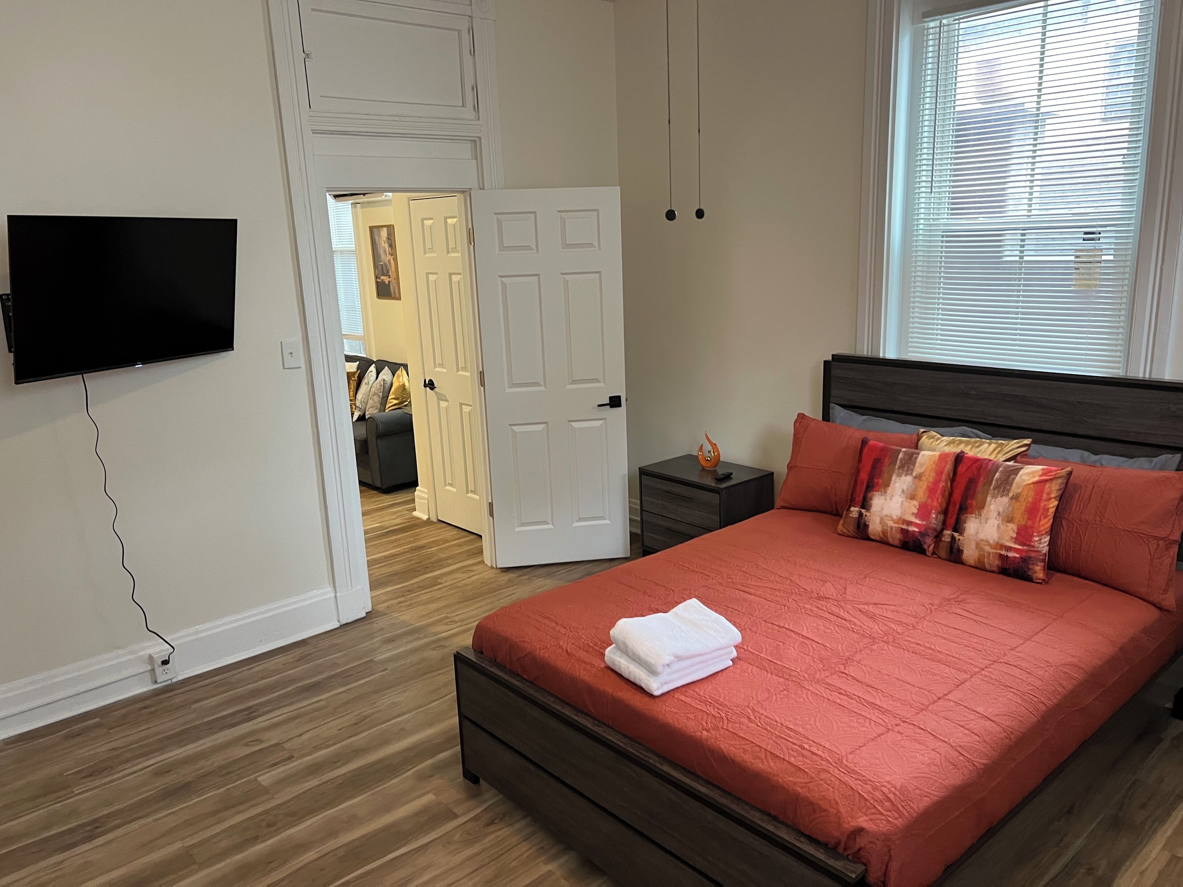 2 chambres, fer et planche à repasser, Wi-Fi, draps fournis