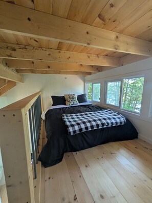 1 bedroom, bed sheets