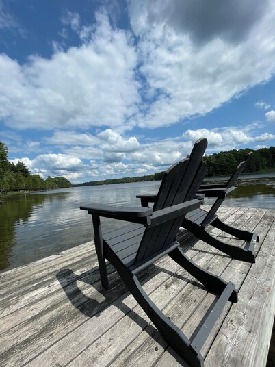Lost Loft - NEW Waterfront Tiny Cottage. Sleeps 2, off-grid, quiet lake!