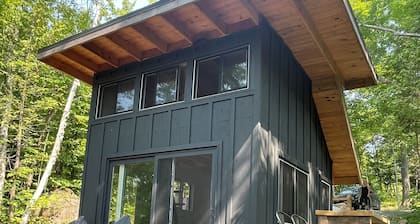 Lost Loft - NEW Waterfront Tiny Cottage. Sleeps 2, off-grid, quiet lake!