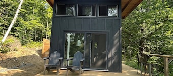 Lost Loft - NEW Waterfront Tiny Cottage. Sleeps 2, off-grid, quiet lake!