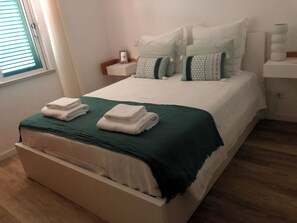 2 bedrooms, desk, iron/ironing board, WiFi