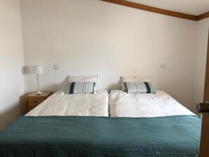 2 chambres, fer et planche à repasser, Wi-Fi, draps fournis