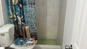 Haartrockner, Handtücher, Seife, Toilettenpapier