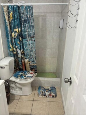 Secador de cabelo, toalhas de banho, sabonete, papel higiênico