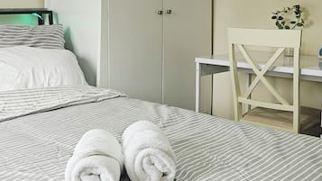 3 bedrooms, desk, free WiFi, bed sheets