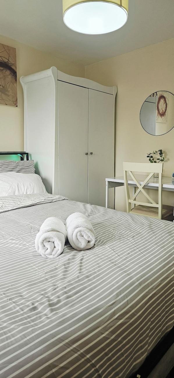 3 bedrooms, desk, free WiFi, bed sheets