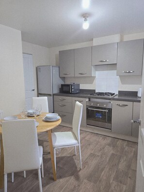 Fridge, microwave, oven, stovetop - Lawnswood Lodge (Manchester)