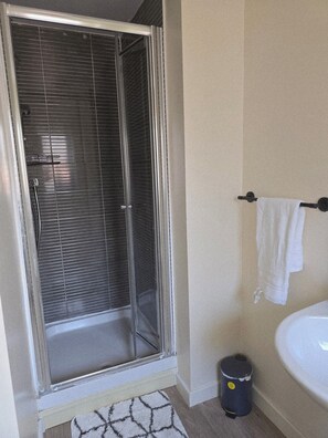 Douche, serviettes fournies, savon, shampoing