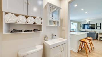 House, Multiple Beds, Patio, Garden View (Lakeview Lodge) | Interior