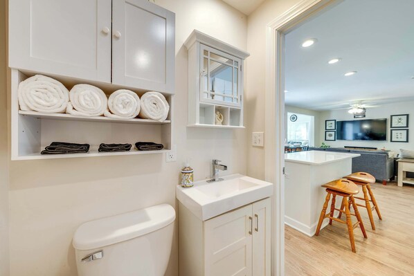 House, Multiple Beds, Patio, Garden View (Lakeview Lodge) | Interior - Lakeview Lodge - Stay for 6 (Lake Geneva)