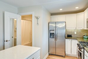 House, Multiple Beds, Patio, Garden View (Lakeview Lodge) | Private kitchen | Fridge, microwave, oven, stovetop