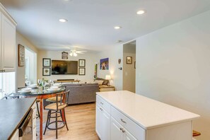 House, Multiple Beds, Patio, Garden View (Lakeview Lodge) | Living area | 42-inch flat-screen TV with digital channels