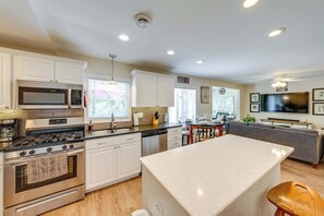 House, Multiple Beds, Patio, Garden View (Lakeview Lodge) | Private kitchen | Fridge, microwave, oven, stovetop - Lakeview Lodge - Stay for 6 (Lake Geneva)