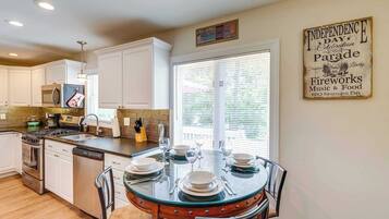 House, Multiple Beds, Patio, Garden View (Lakeview Lodge) | Private kitchen | Fridge, microwave, oven, stovetop